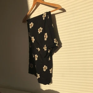  - Blommiga byxor som tillsammans med tillhörande topp (se min andra annons) blir ett blommigt set!  Passar till S/M. Trekvartslånga, raka i benen och i felfritt skick! 🌻🌻🌻 