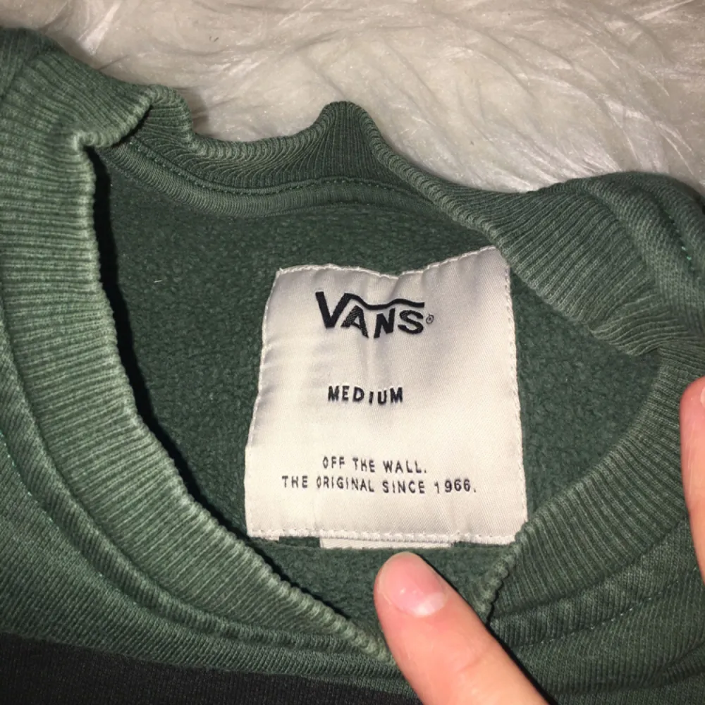 Min älskade Vans swetshirt som har andvända flitigt men komemr inte till andvändning längre, köparen står för frakten . Hoodies.