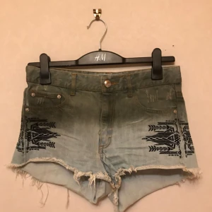  - Fina jeansshorts från BikBok i storlek Medium. Ljusblå med gråa toner och snyggt broderade svarta detaljer på sidorna. Fickor fram och bak. Frakt tillkommer!