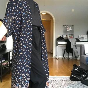  - Lång kimono från urban outfitters. Använd 1 gång. Möts upp i Stockholm annars tillkommer frakt! 