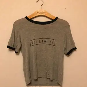 Grå t-shirt med text, inköpt på Brandy Melville i Stockholm. Storlek S. Observera det lilla hålet i tyget, går att sy igen. Frakt tillkommer!