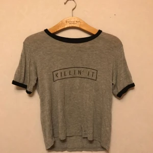  - Grå t-shirt med text, inköpt på Brandy Melville i Stockholm. Storlek S. Observera det lilla hålet i tyget, går att sy igen. Frakt tillkommer!