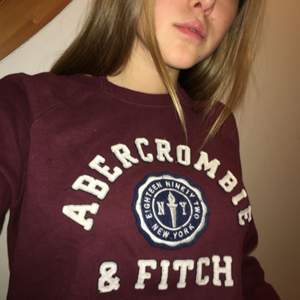 En jätte skön sweater från abercrombie & fitch i storlek M men passar alla storlekar (xs-oversize, L-tajt) möts upp i centrala Stockholm 