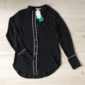  - Svart blus från hm. Aldrig använd, prislappen sitter kvar. Köparen står för frakten eller möts upp i Stockholm ✨