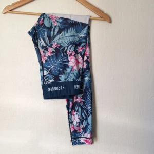  - Säljer mina Stronger-tajts pga kommer inte till användning längre. Skönaste träningstajtsen jag ägt, stannar uppe och sitter snyggt på! Väl använda men i jättebra skick!!  Nypris 649:-, mitt pris är inkl frakt⭐️⭐️