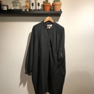  - Weekday lång, tunn bomberjacka modell.  Använd ett fåtal ggr och nypris 1299kr. 