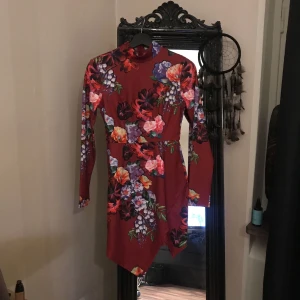  - Snygg blommig klänning från GingerFizz, med slits på sidan. Aldrig använd! 