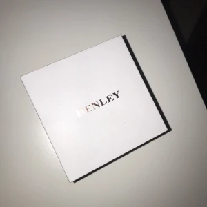  - Henley klocka i rosegulds ur Köpt för 400kr använt två ggr Pris kan diskuteras 