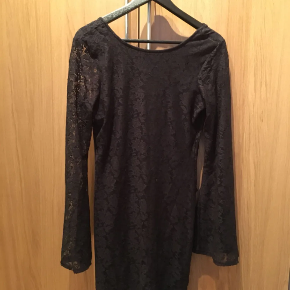 Snygg svart spetsklänning från Ginatricot! Använd en gång annars bara legat i garderoben så den är i väldigt fin i skick! Snygg med öppen rygg och lite vida ärmar🙌🏼. Klänningar.