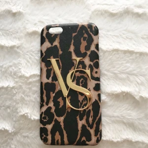  - Skal från Victoria’s Secret köpt i Florida. Lite slitet på gulddetaljerna, se på bilden, men annars fint skal i bra skick. 