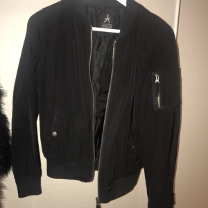  - Svart bomber i gott skick!!