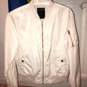  - Säljer min vita bomberjacka som jag knappast använder. Köptes för 300kr på lager 157 i storleken XS. Betalning via swish om man bor i närheten av östergotland kan jag mötas upp annars fraktar jag den