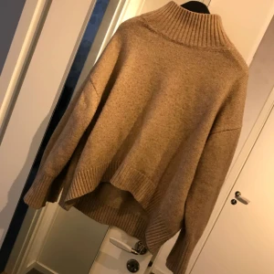  - säljer stickad tröja från H&M väldigt skön! Kan ha till allt! 