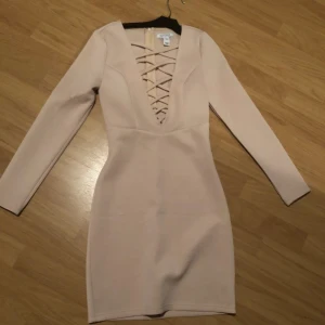  - Klänning med snörning, köpare står för frakt