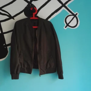  - Grön bomber jacka från Forever 21 som jag bara har använd 2 gånger. Den är i absolut topp skick och säljer på grund av storleken är lite för stor för mig. Det står L på lappen men passar mer för M!