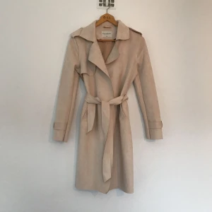  - Beige vårjacka, OANVÄND! Sitter jätteskönt och är väldigt fin, kommer bara inte till användning 🌸🌸🌸 köpt i Italien för 799 kr! 