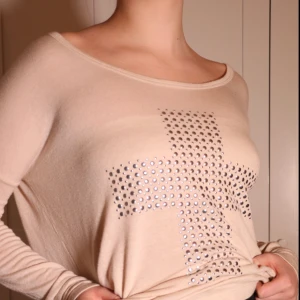  - Kofta med kors av nitar. Tunt och skönt material!  Står XS i men är stor i modellen! Aldrig använd Kan mötas i Stockholm, annars står köparen för eventuell frakt.