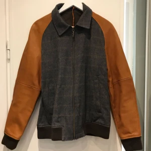  - Skinnjacka/baseballjacka från Nudie i storlek S. Aldrig använd, kan hämtas upp i centrala Stockholm 