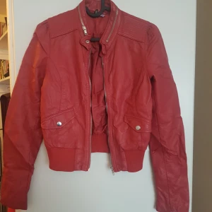  - Skinnjacka använd endast två gånger.  Finns i Gävle och Uppsala men kan även skickas. Köparen står för frakten. 