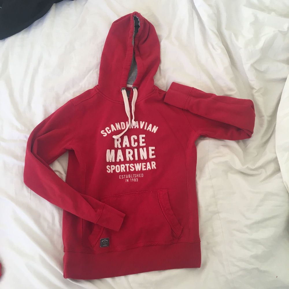 Röd hoodie från märket Race Marine | Plick Second Hand