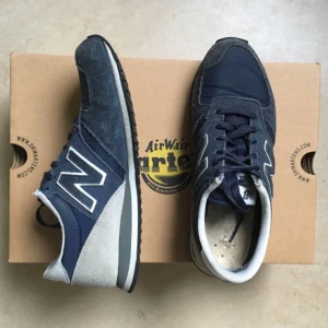  - New Balance 420 mörkblå.  Använda ett fåtal gånger, väldigt fint skick.   !OBS¡ kommer utan innesulor därav priset. 