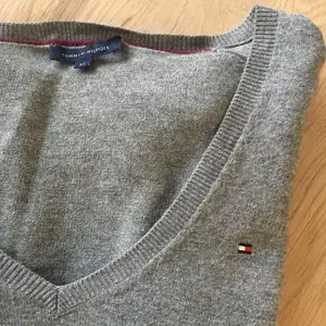 En äkta tröja från Tommy Hilfiger med bra passform. Nypris 1000kr