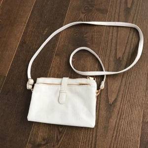  - Vit axelbandsväska med två fack, den har små fläckar som jag inte ha försökt tvätta bort, frakt tillkommer 🎀