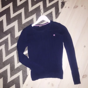  - mörkblå kabelstickad tröja från ginatricot, bra skick🌸