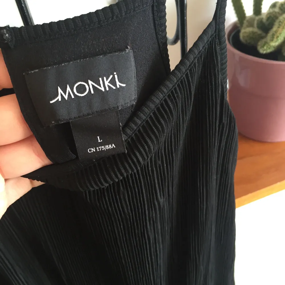 SNYGGASTE svarta byxdressen från monki! kan skicka fler bilder om du vill:) fri frakt!!. Jeans & Byxor.