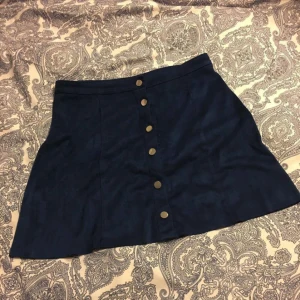  - Snygg marinblå kjol i fake mocka från Gina!