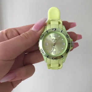  - Limegrön klocka. Bandet är i mjukt "silikon"-material.