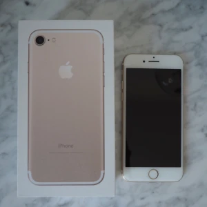  - Säljer min iPhone 7 med 128gb minne, i dagsläget med en liten spricka i vänster hörn men inget som stör skärmen.  Kan antingen säljas med nytt glas - 4500kr Eller så får du byta själv - 4000kr  Fungerar utmärkt annars och kommer tillsammans med alla orginal-tillbehör.