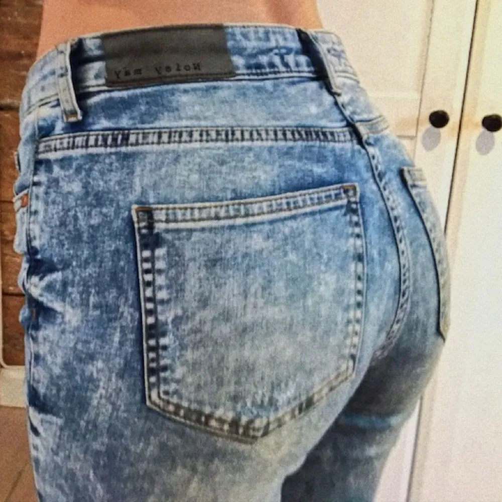 Jeans från Noisy may i fint skick. Nypris ca 700 kr. Skriv vid intresse av bättre bilder, svårt att visa hur de ser ut på. Köparen står för eventuell frakt.. Jeans & Byxor.