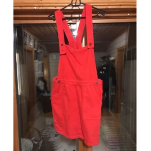  - Hängselklänning från bikbok aldrig använd.  Kan skicka den men då står köparen för frakt📮 Katt finns i hemmet 🐈