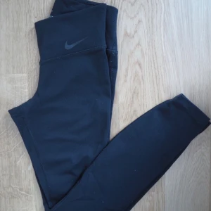  - Träningstights från Nike, modellen heter legendary. Storlek XS, aldrig använda.