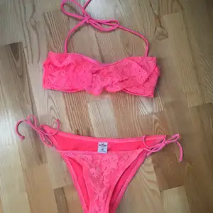 Snyggt rosa bikiniset från hollister. Banden på överdelen går att ta av så det blir en bandeau, spänne där bak. Knappt använt, i bra skick