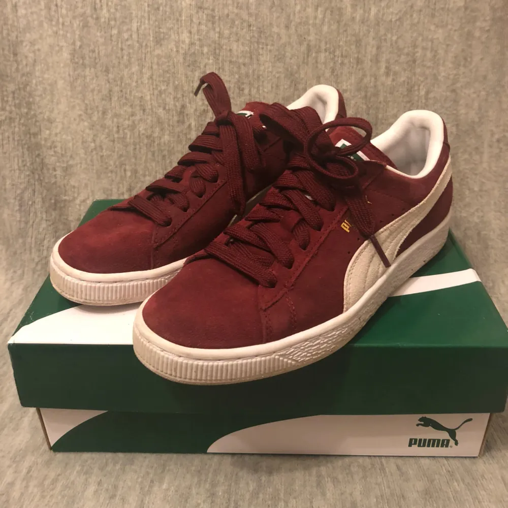 Nästan helt oanvända Puma Sneakers i storlek 36.  Använda kanske 2-3ggr, så helt i nyskick! . Skor.