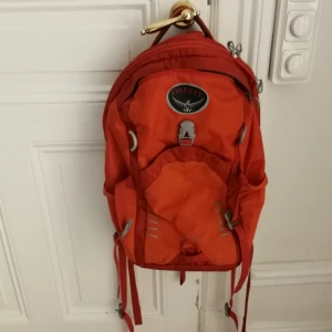 - Superbra rygga från Osprey på 24liter. Massa praktiska fack. Bra rygga för jobbet o för lättare dagsturer.  