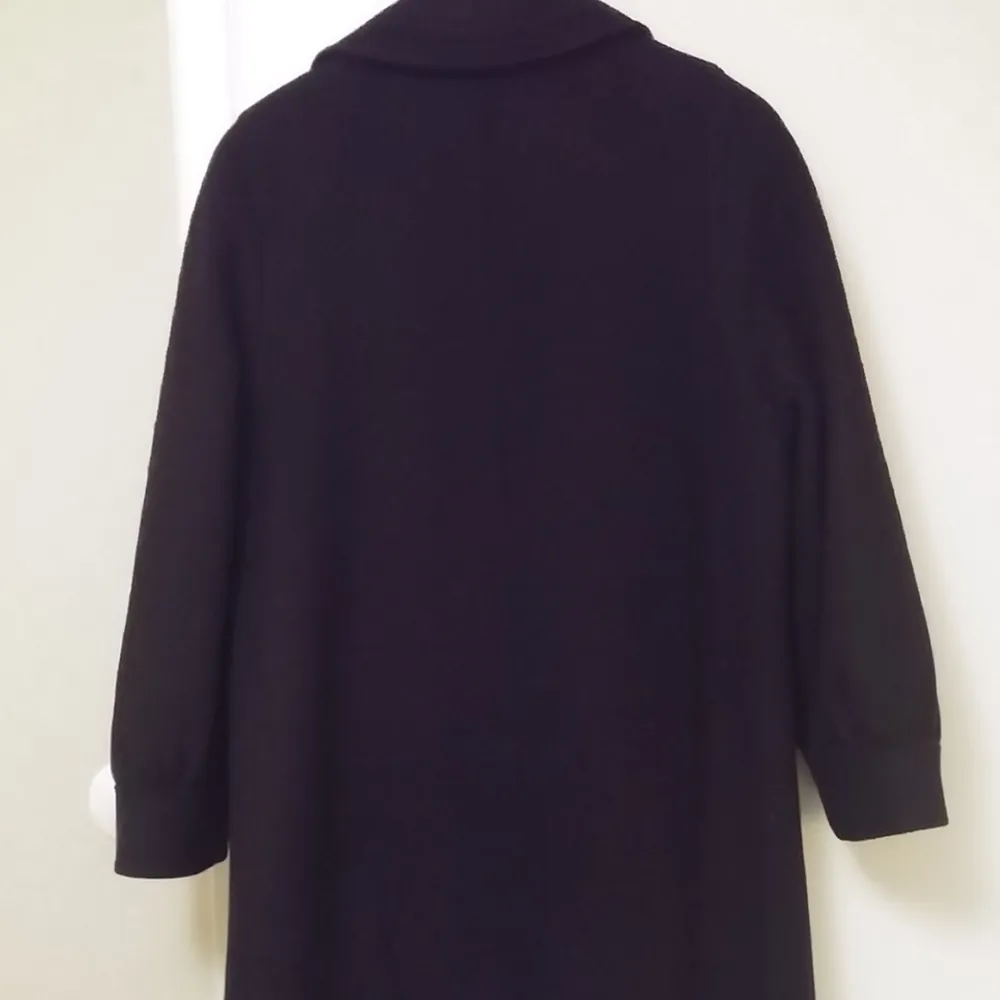 Beautiful long coat navy blue. 120 cm long from the neck to the bottom. It has two big pockets on the sides.  Size 38, it feels like between XS and S. Material: 80% wool 20% polyamide. It is in excellent condition.  . Jackor.