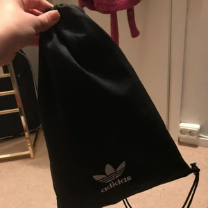  - Gympapåse från adidas. Använd några ggr under gymnasiet. Ej slitet.