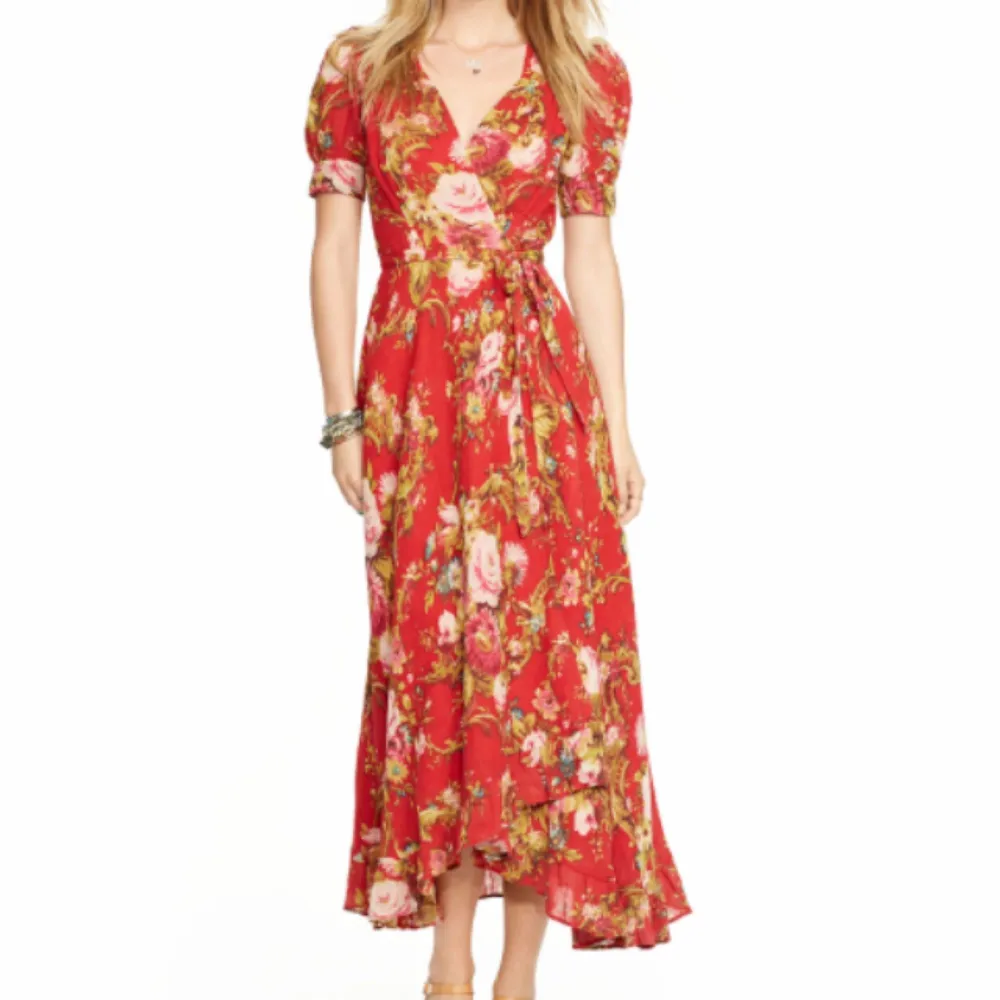 Hej, jag är helt förälskad i denna  denim & supply Ralph lauren red floral dress. Hör av er om ni känner för att sälja eller känner någon som har den i garderoben och vill sälja. 💕. Klänningar.