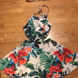  - Klänning från Nelly som bara användes en gång i 3 timmar 👗 Skickar men då står köparen står för frakt, 45 kr icke spårbart och 58kr spårbart 📮  Katter finns i hemmet 🐈