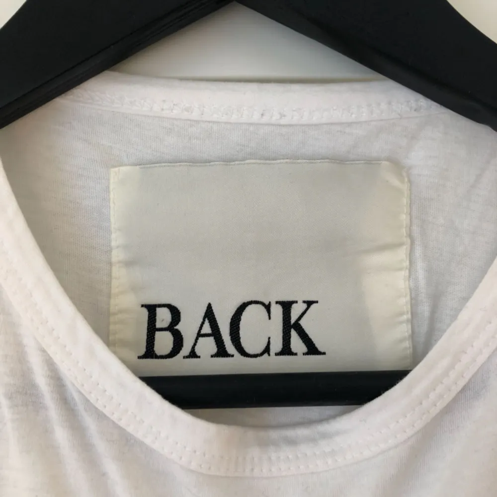 ”I love you BACK” t-shirt från Ann-Sofie Back! Såldes i limiterad upplaga. Lite längre armar som jag tycker gör den väldigt smickrande :) köpare står för frakt! 🌼 passar även en 36. T-shirts.