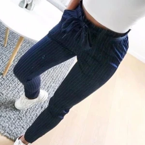  - Ett par trendiga byxor som sitter som en smäck. Det står storlek L men sitter som en M. Inköpta för 350kr och har endast använt dem en gång. Finns en synlig tråd på ena fickan, därav priset. Kan frakta om du står för den.