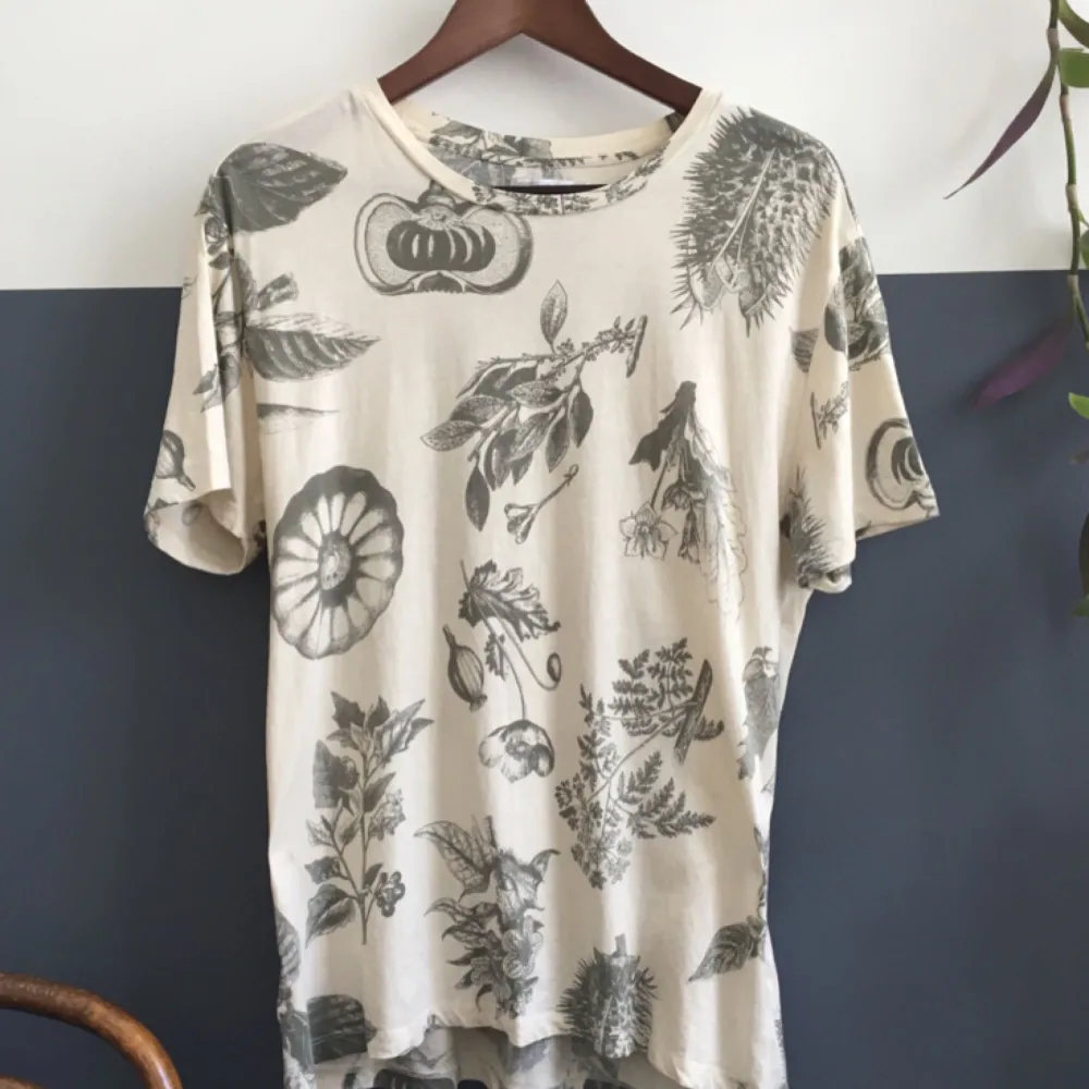 T-shirt från Weekday med botaniskt tryck stl L. . T-shirts.