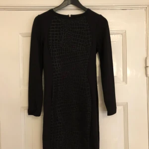  - Tight snygg klänning från H&M som är använd 2-3 gånger.