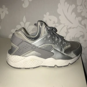  - Nike huaraches i silver. Provade. Grymt coola men tyvärr lite små för mig. Supersköna!