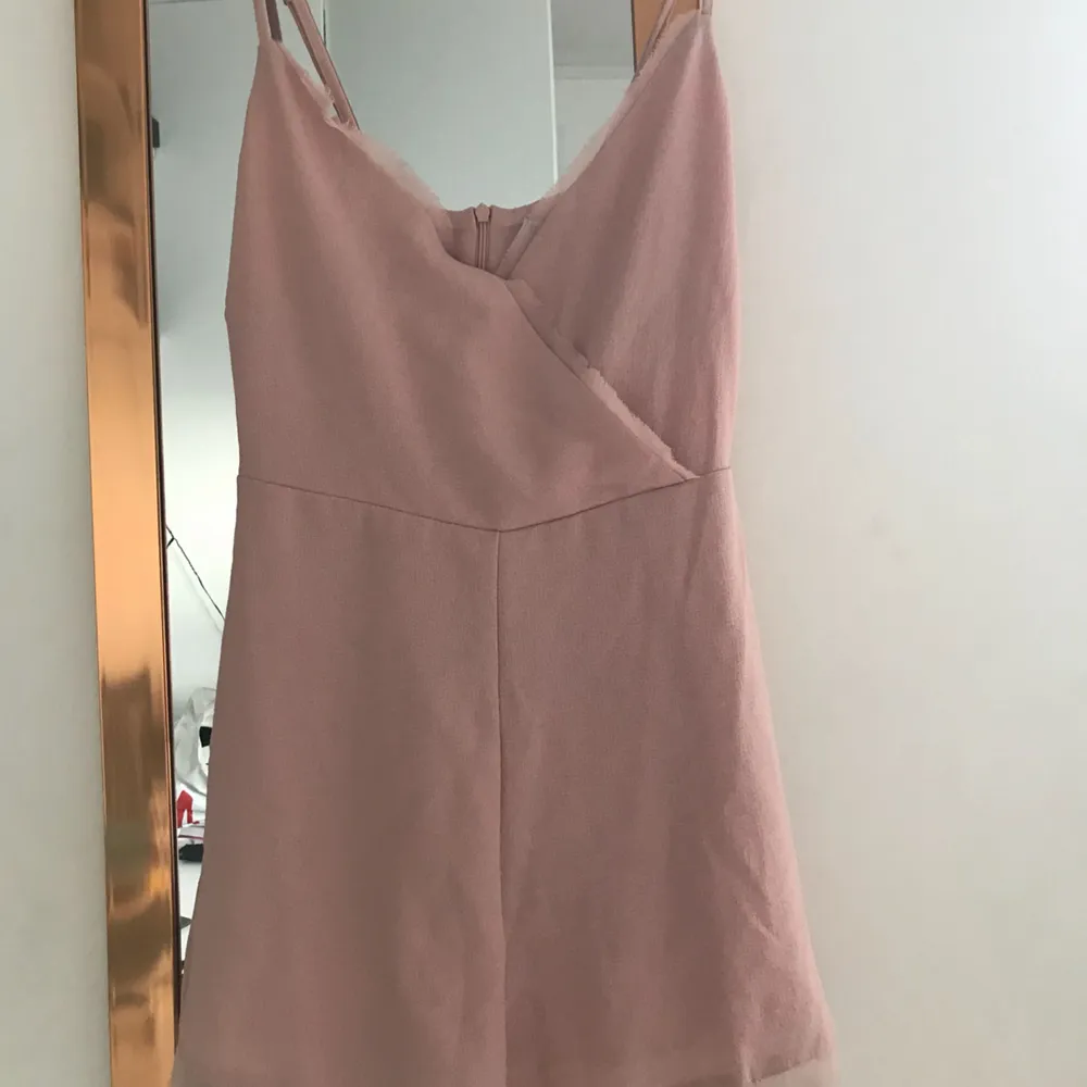 Jumpsuit från Pull and Bear, helt oanvänd med lappen kvar. Nypris 900kr, köpt i London, pris kan diskuteras vid snabb affär😜 . Klänningar.