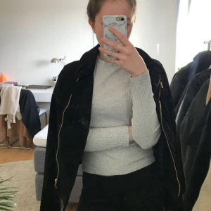  - Fin mockajacka till salu från märket Lilly & Lovisa! Jag är en XS och den sitter lite större på mig! Kan mötas i Stockholm/Västerås eller så delar vi på frakten!🌻