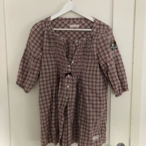  - Fin odd Molly blus, storlek 2(M) passar även S.